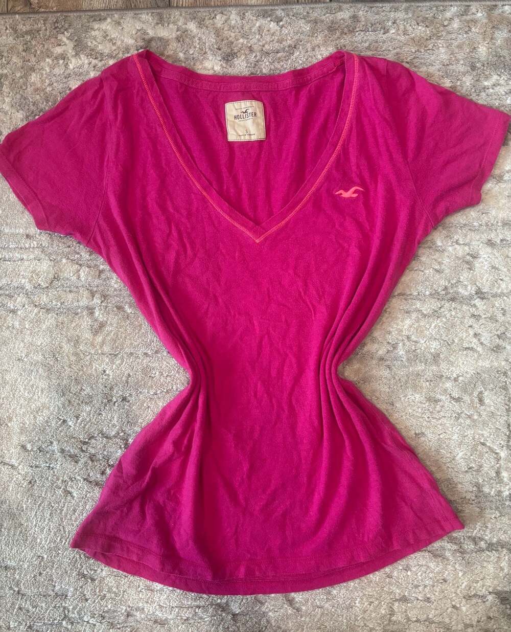 Hollister Women’s Vintage Hot Pink V-Neck Short Sleeve Logo T-Shirt Size S